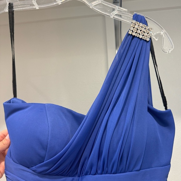 Formal, one shoulder evening gown - Picture 4 of 4